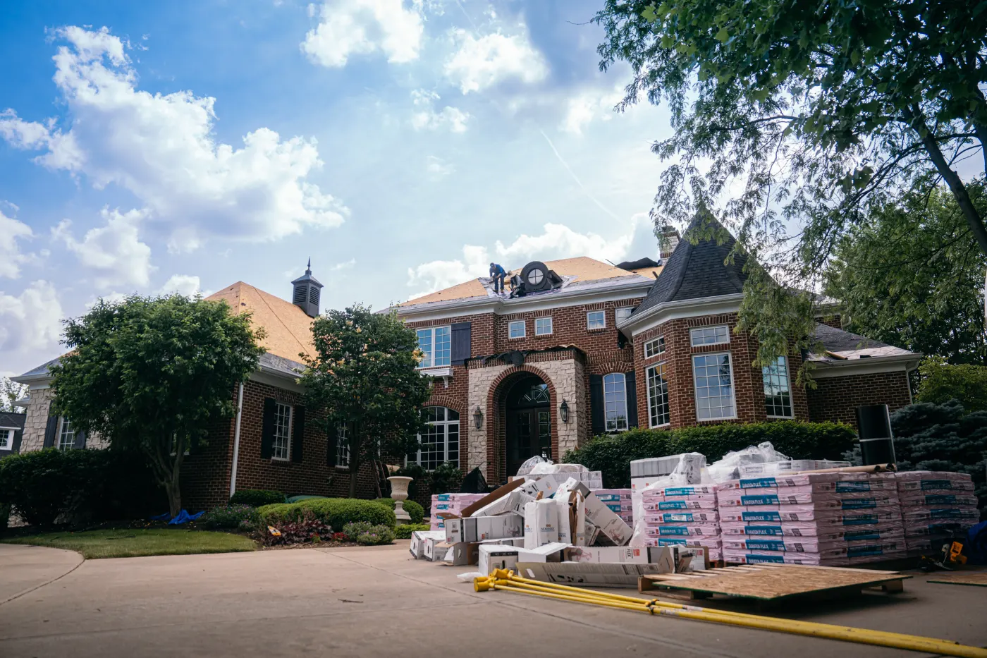 Manufacturer-certified roof installation in Millhousen